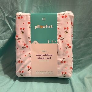Soft microfiber sheet set: A flat sheet, a fitted sheet, 2 standard pillowcases.
